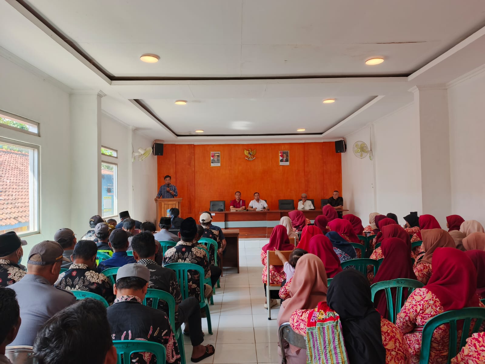 Foto agenda Penyaluran Insentif RT RW, LINMAS, dan Kader Posyandu.